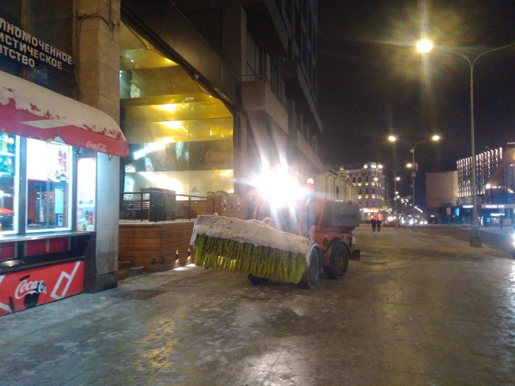 убирают снег