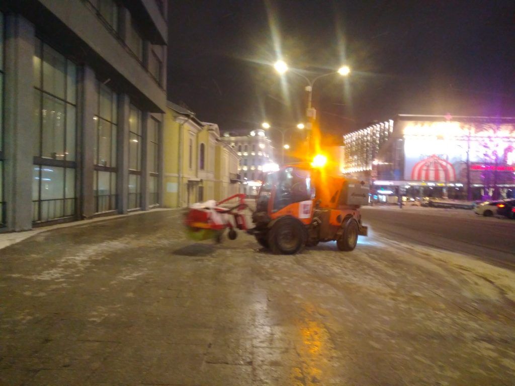 убирают снег