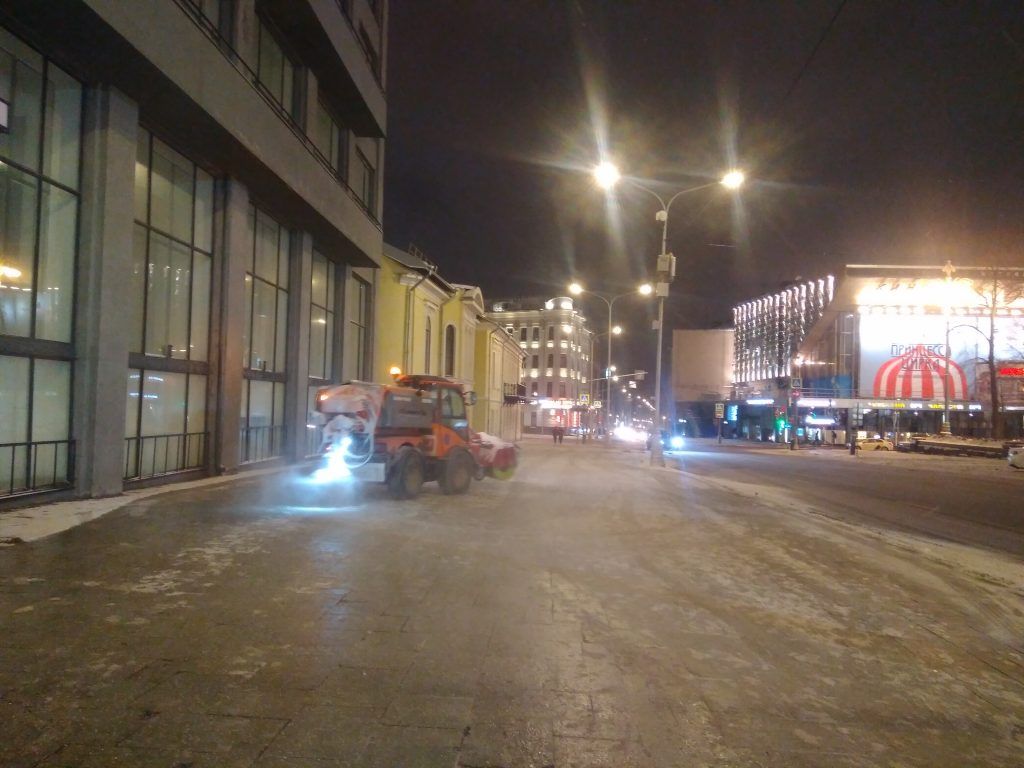 убирают снег