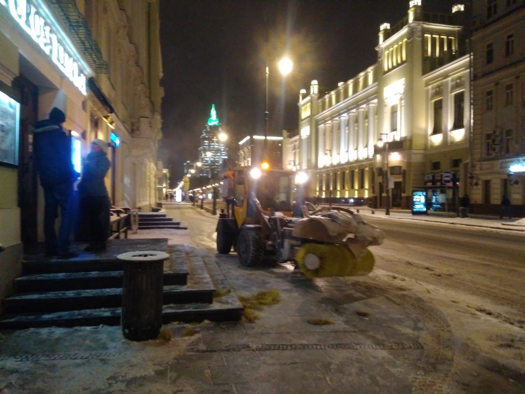 убирают снег
