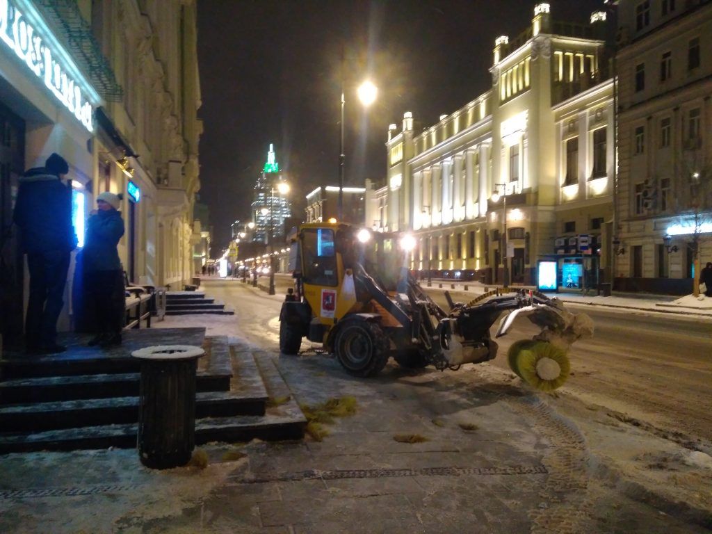 убирают снег