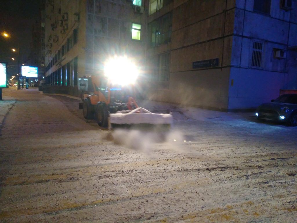 убирают снег