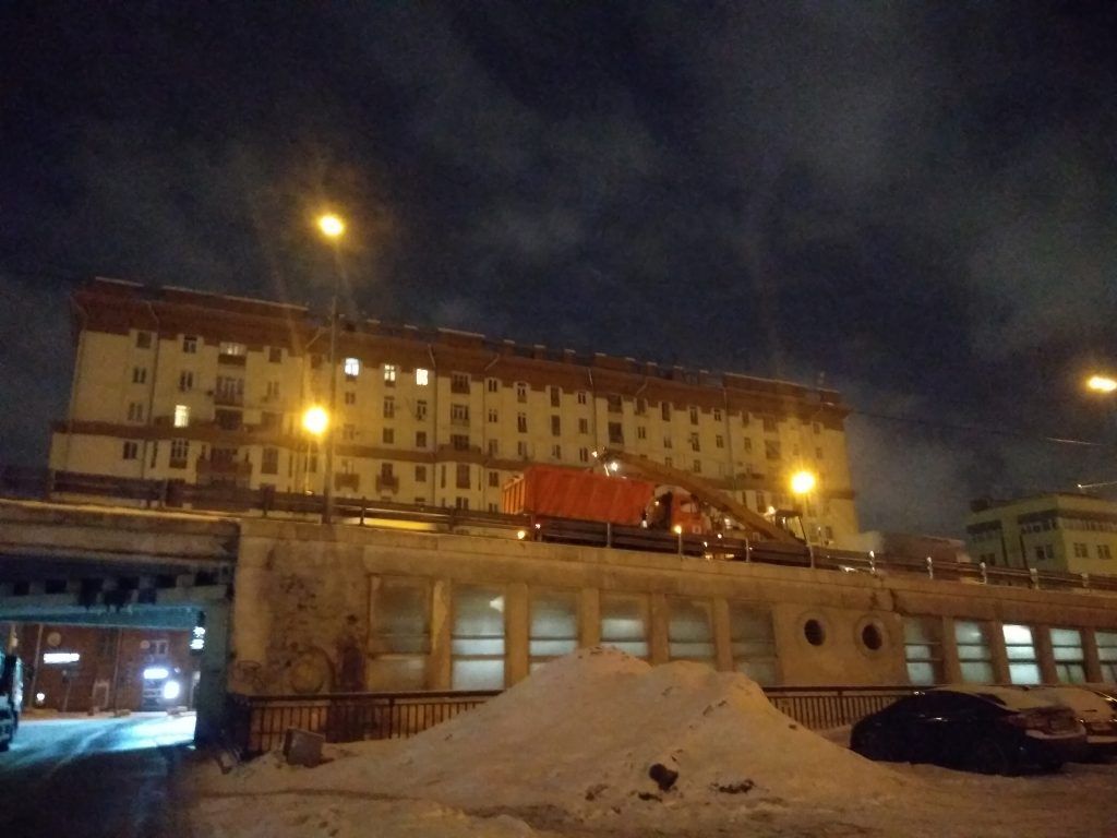 убирают снег