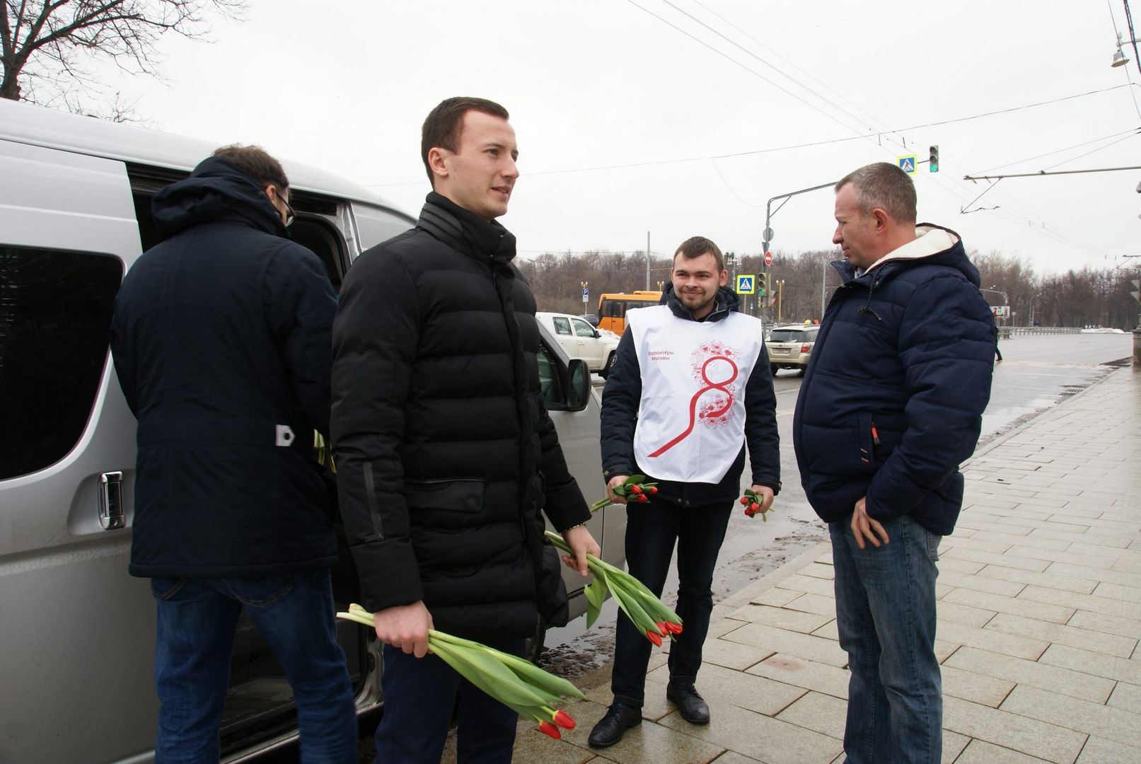 Красные тюльпаны 8 Марта мужчины дарят цветы Красные тюльпаны 8 Марта мужчины дарят цветы