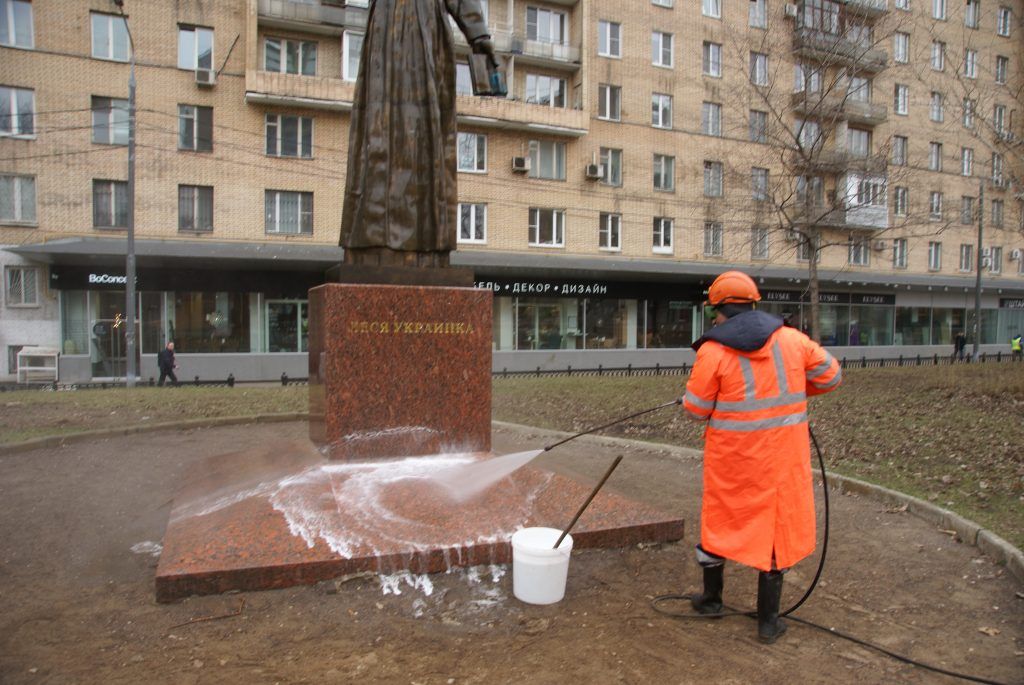 памятник поэтессе Лесе Украинке