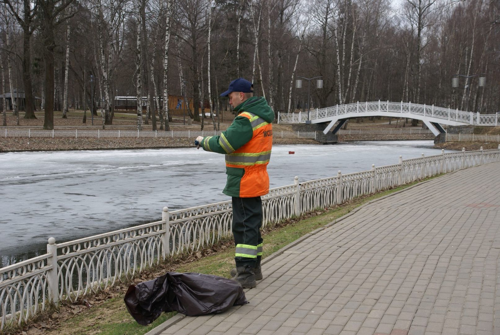 красят ограждение субботник