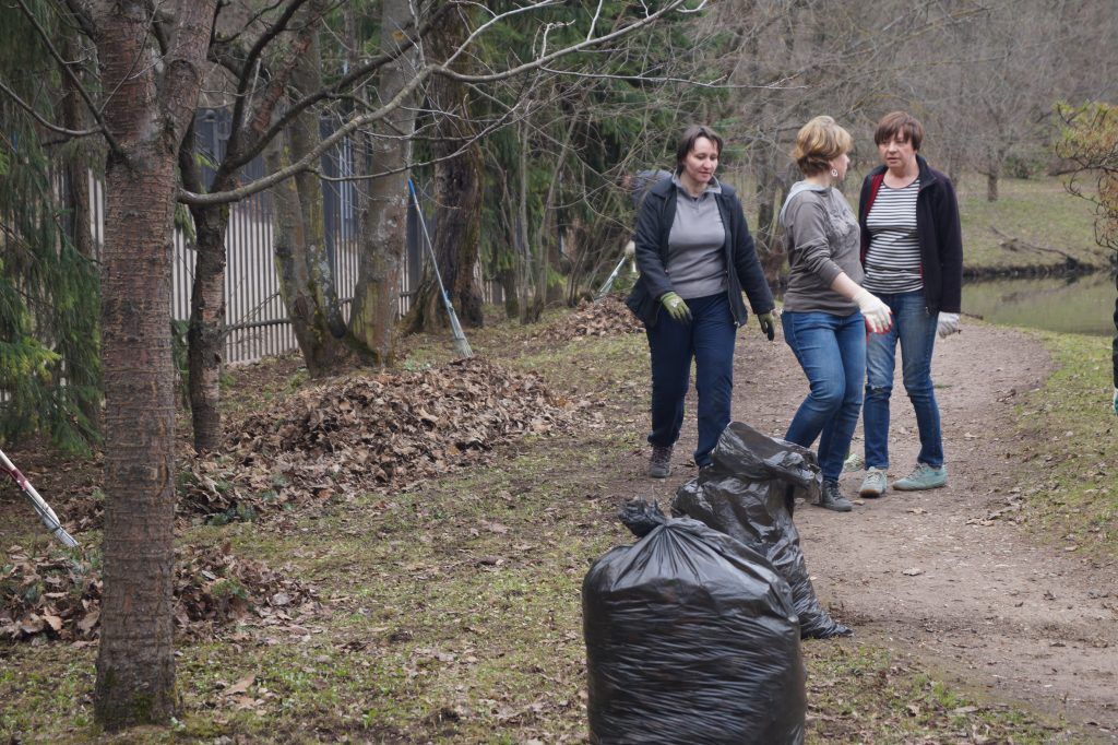 Участники субботника в Японском саду.