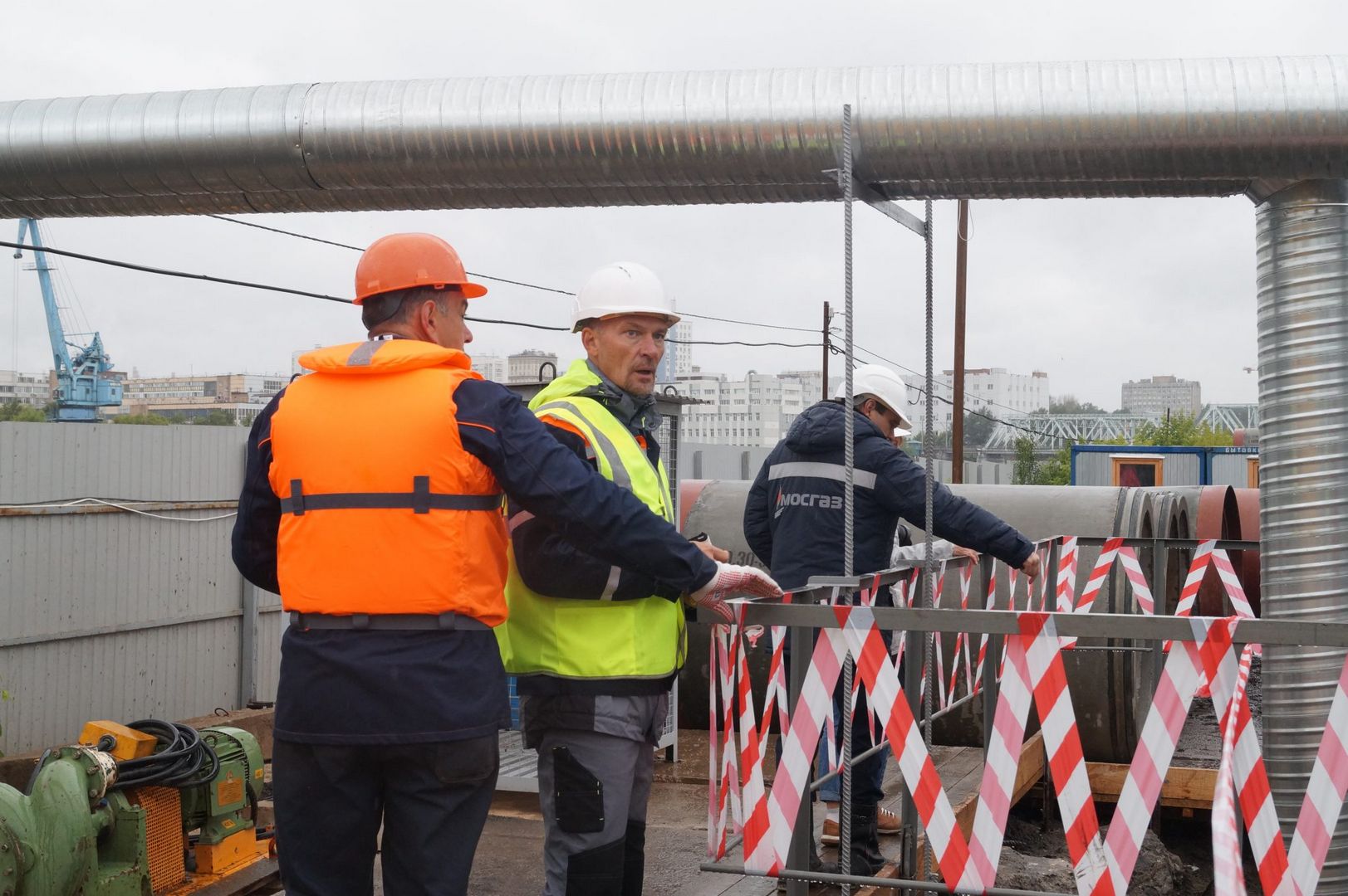 строитель, мосгаз, реконструкция газопровода, дюкер, трубы, стройплощадка
