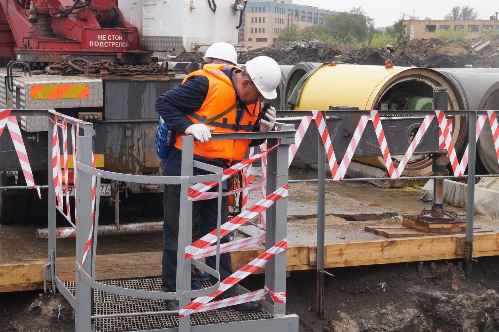  строитель, мосгаз, реконструкция газопровода, дюкер, трубы, стройплощадка