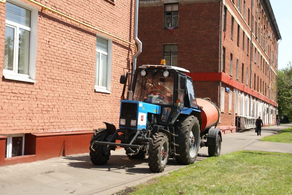 благоустройство мытье фасадов лето в Москве трактор