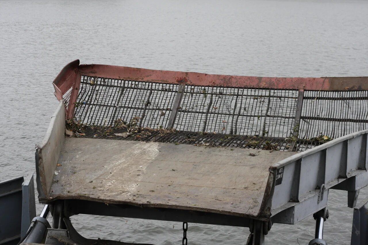 судно-мусоросборщик, Мосводосток, Москва-река, чистят реку судно-мусоросборщик, Мосводосток, Москва-река, чистят реку
