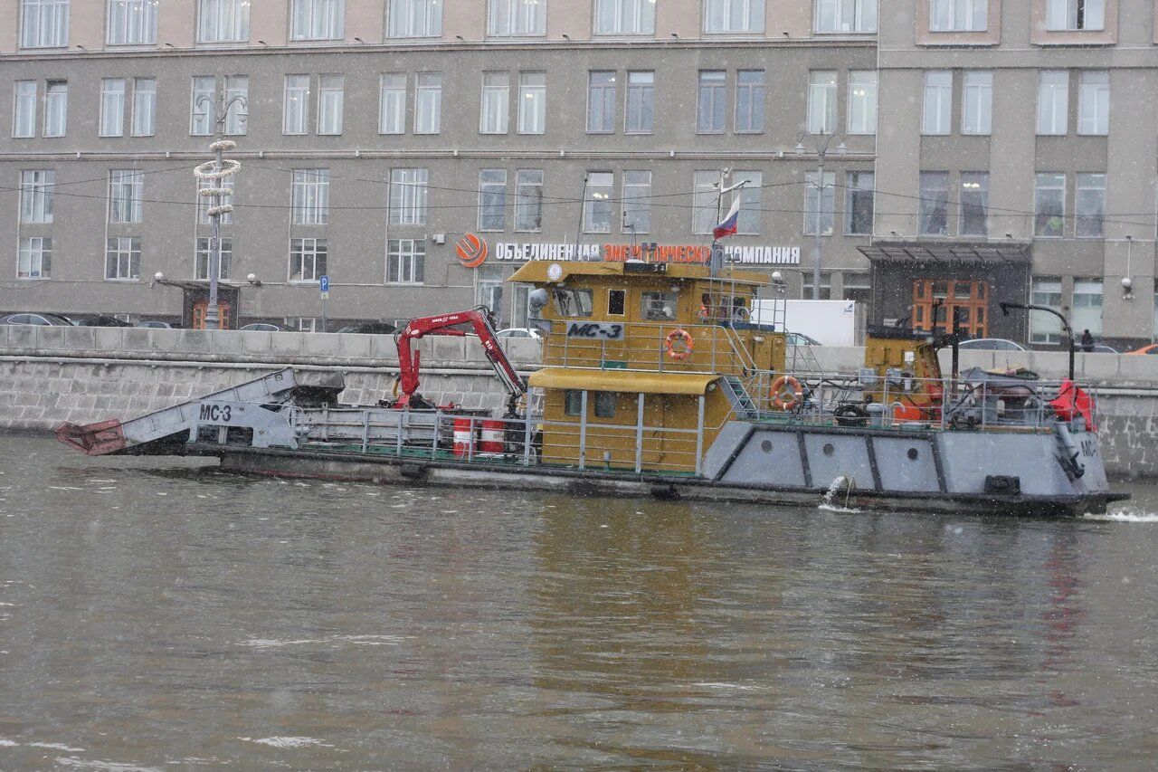 судно-мусоросборщик, Мосводосток, Москва-река, чистят реку судно-мусоросборщик, Мосводосток, Москва-река, чистят реку