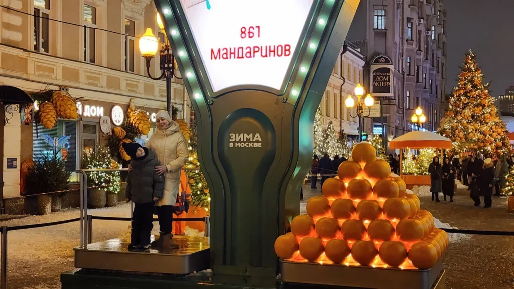 новогодние украшения, Старый Арбат, мандарин, фото Юлия Смагринская