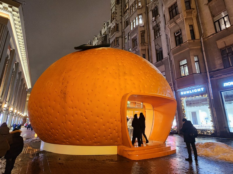 новогодние украшения, Старый Арбат, мандарин, фото Юлия Смагринская