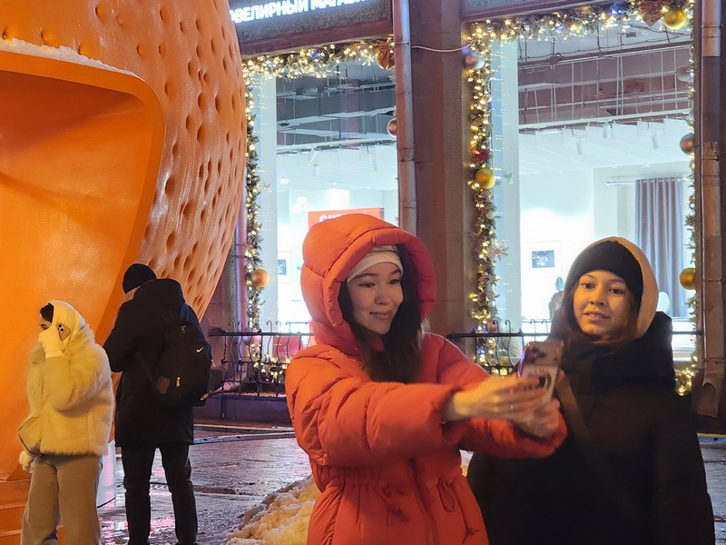 новогодние украшения, Старый Арбат, мандарин, фото Юлия Смагринская
