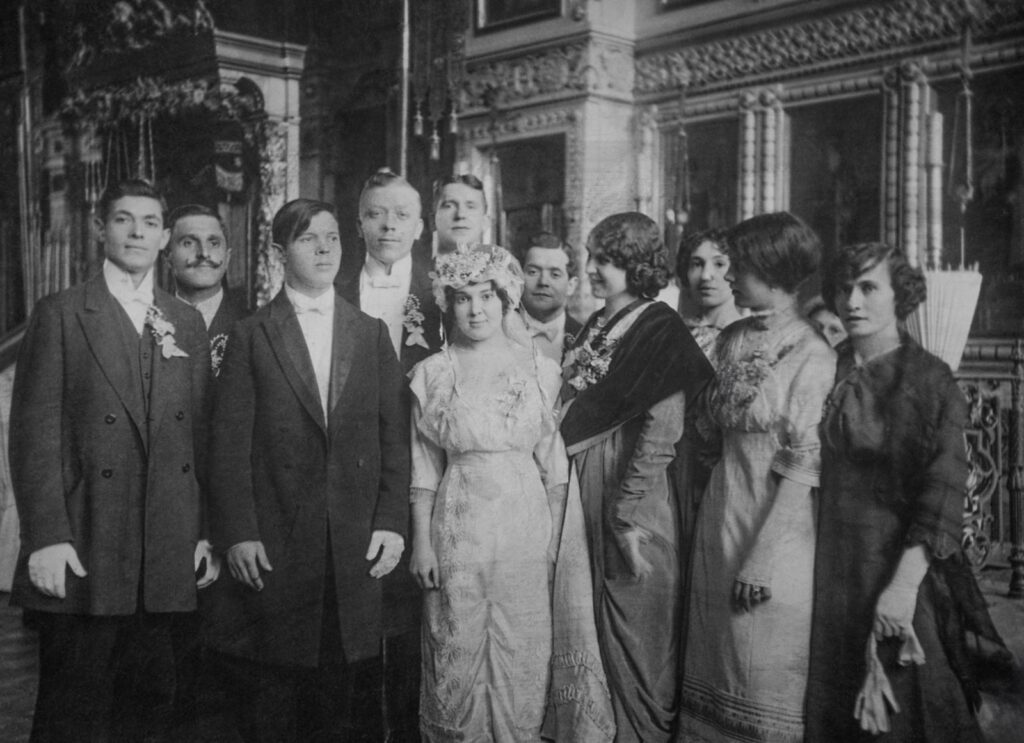 Супруги Лазаренко в храме после обряда венчания (третий слева жених – клоун-сатирик В.Е. Лазаренко, невеста – гротеск-наездница М.Я. Лазаренко (Малышева)). 1913 г. Автор фото неизвестен. Главархив Москвы