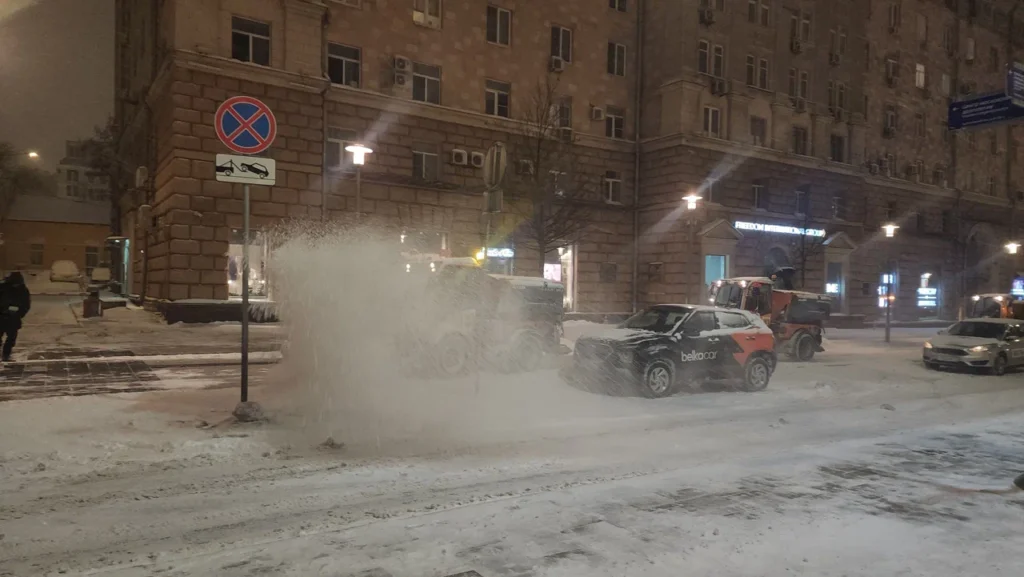 уборка снега, фото Юлия Смагринская