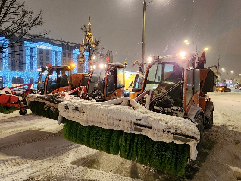 уборка снега, фото Юлия Смагринская