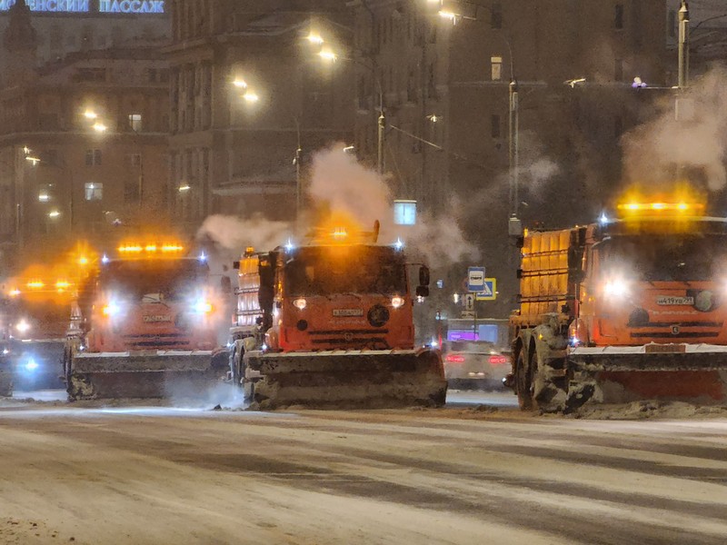 уборка снега, фото Юлия Смагринская