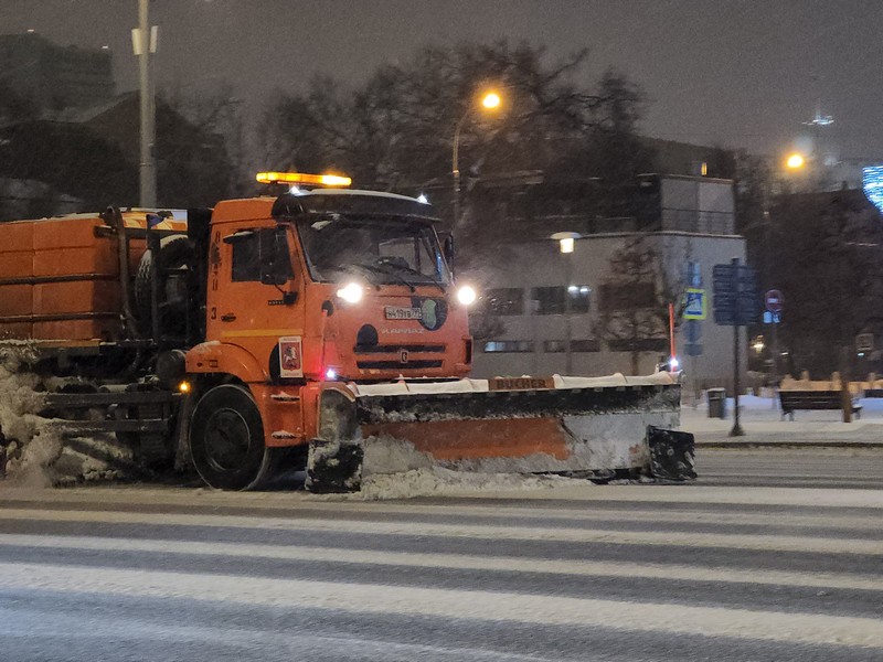 уборка снега, фото Юлия Смагринская