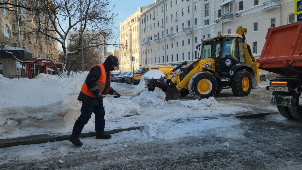 уборка снега, фото Юлия Смагринская