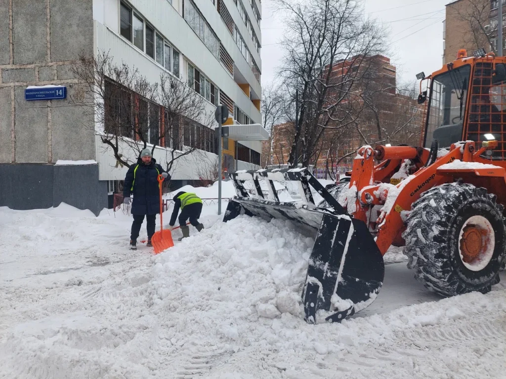 уборка снега, фото Яна Маевская