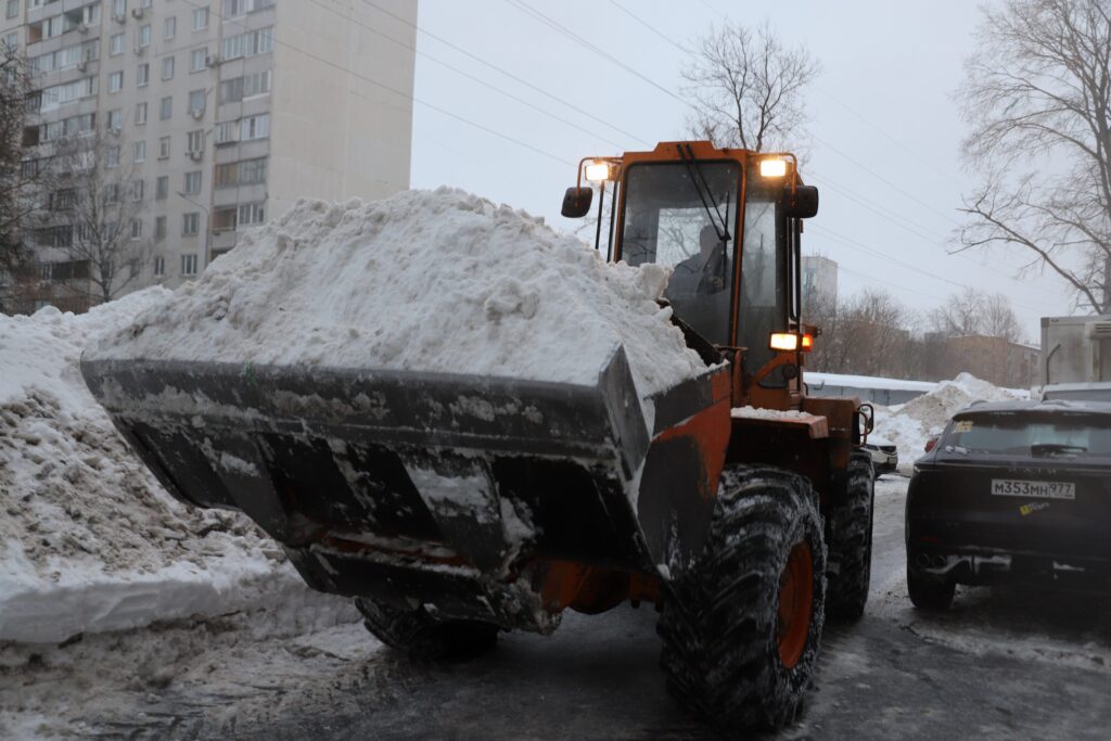 уборка снега, фото Юлия Смагринская