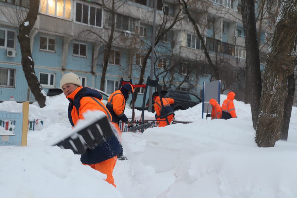 уборка снега, фото Юлия Смагринская