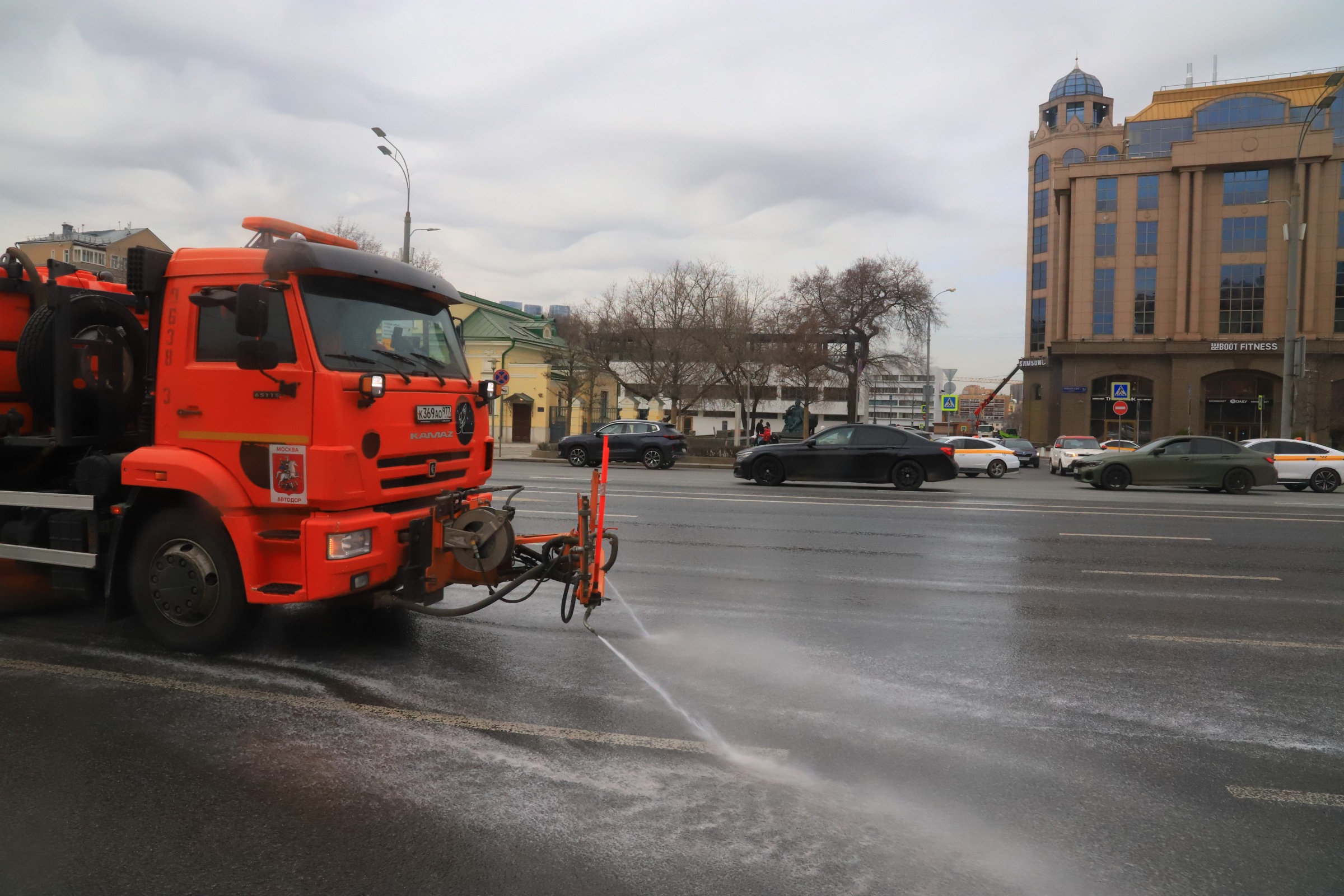 промывка дорог, ФОТО ЮЛИЯ СМАГРИНСКАЯ
