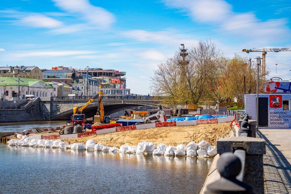 Болотная набережная, пешеходный мост, фото КГХ