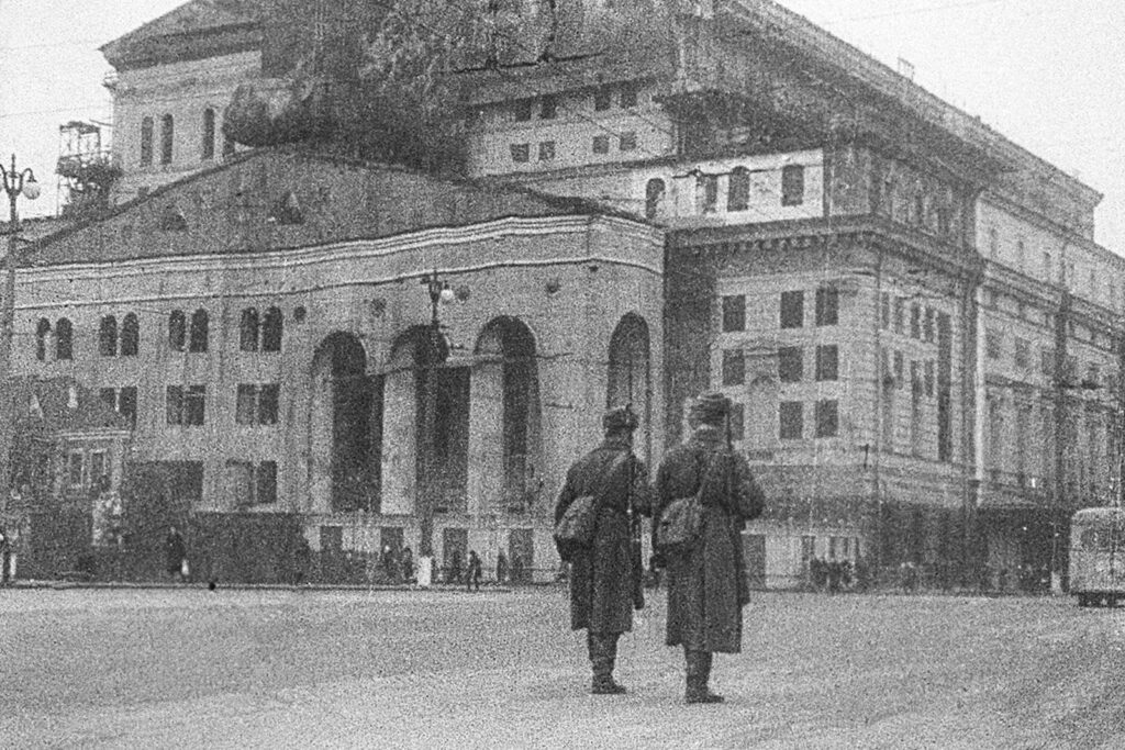 Замаскированное здание Государственного академического Большого театра СССР во время Великой Отечественной войны. Автор неизвестен. 1941–1942 годы. Главархив Москвы