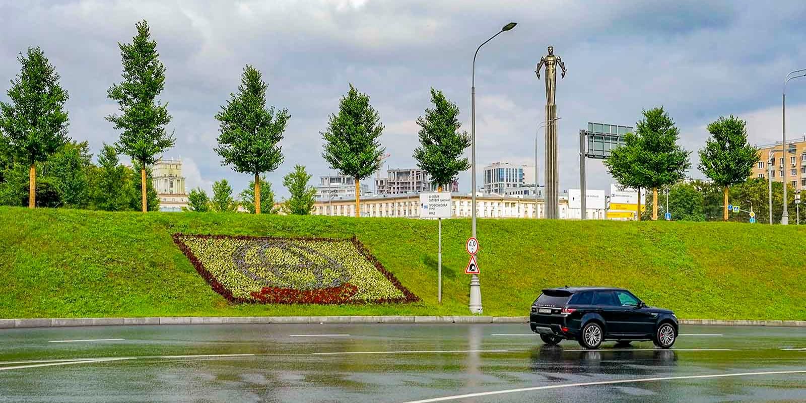 цветник «Единство народов» в форме переплетённых колец-сердец, для оформления использовали 6,6 тыс. цветов виолы. В направлении центра разместили композиции в виде голубя и сердца.