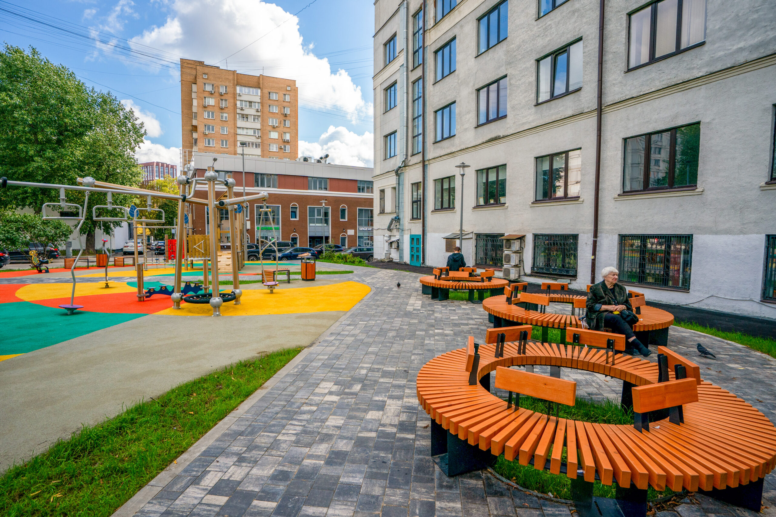 скамьи в благоустроенном московском дворе, фото КГХ