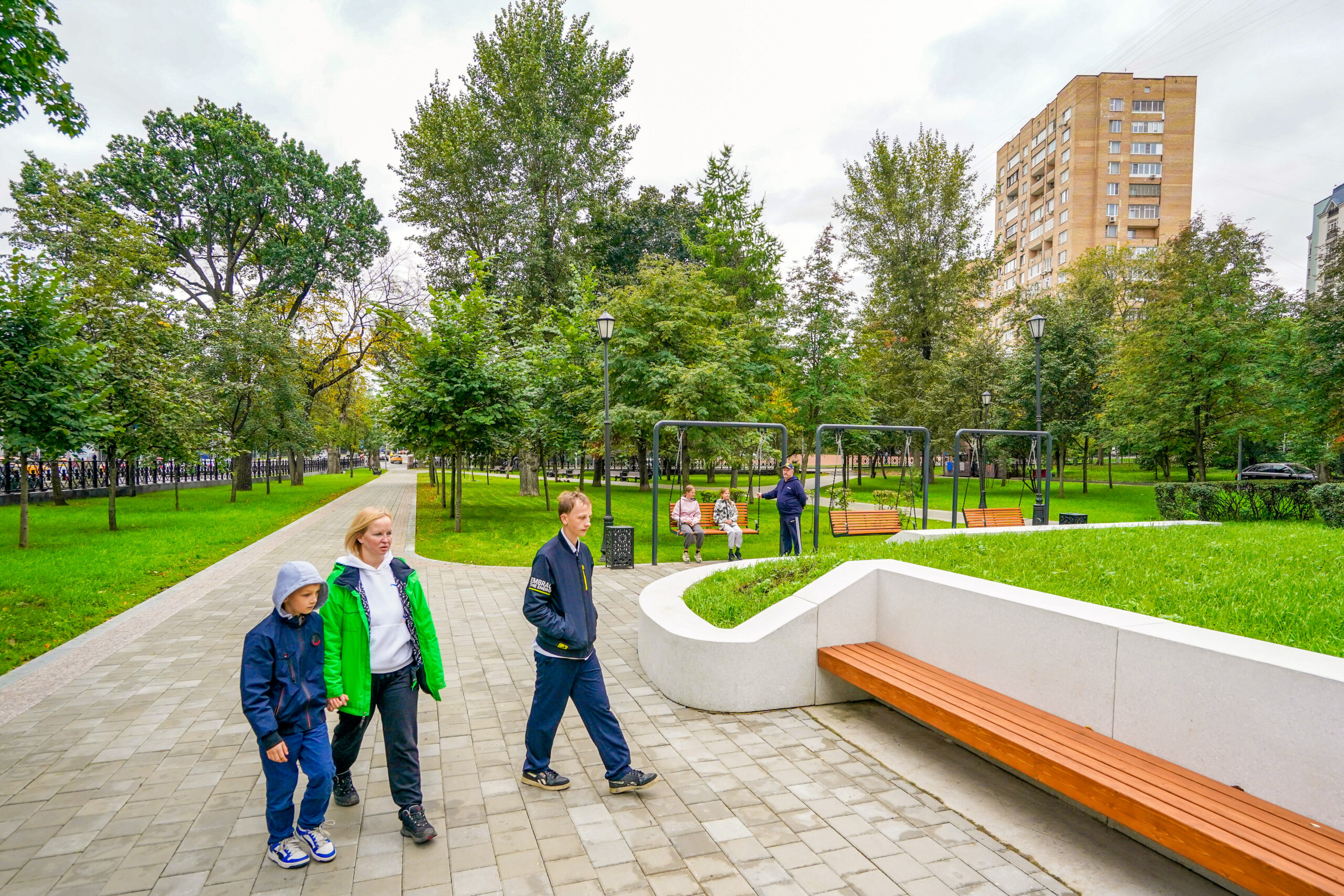 Благоустроенный Ново-Екатерининский сквер в Тверском районе Москвы, фото кгх