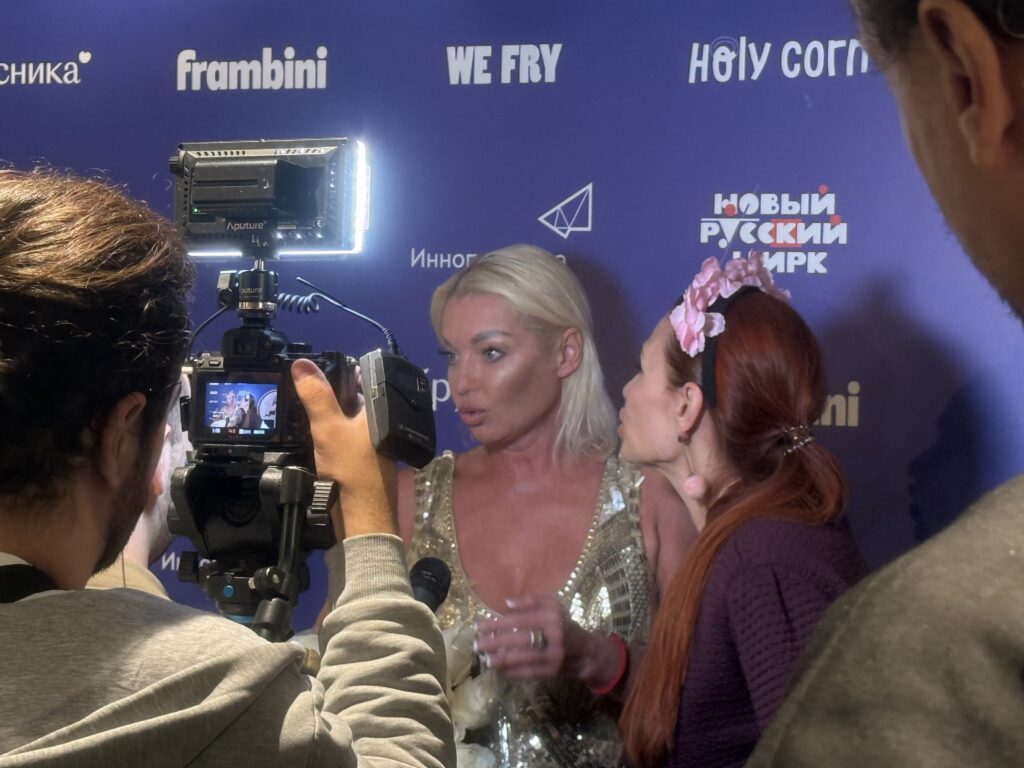 Анастасия Волочкова и Эвелина Блёданс. Фото Анны Субботиной