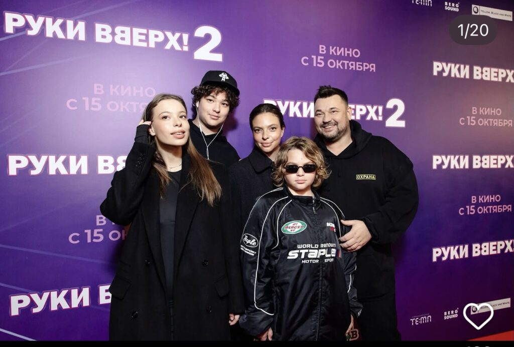 Сергей Жуков с Региной Бурд, 17-летней Никой, 16-летним Энджелом и 12-летним Мироном. Instagram luna_media.ru (владелец комания Meta признана в России экстремистской и запрещена.)