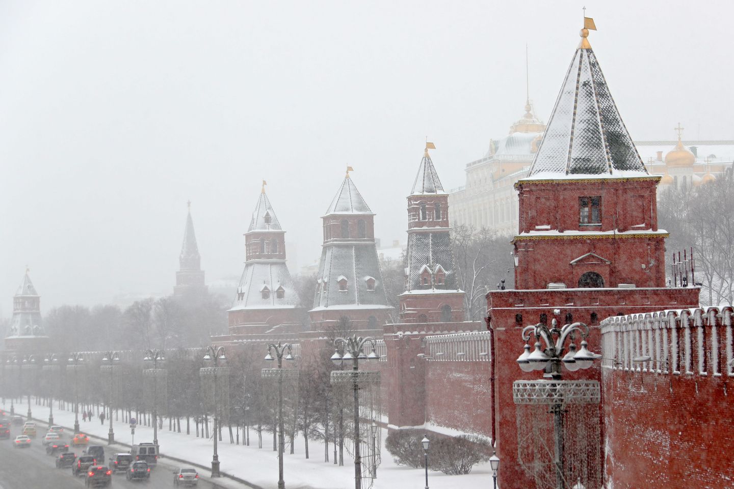 сугробы в Москве