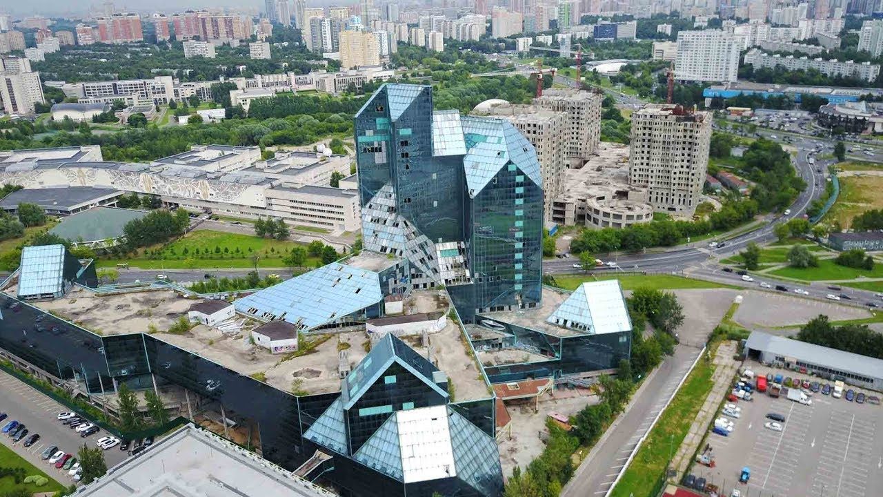 Недостроенный синий кристалл на Проспекте Вернадского