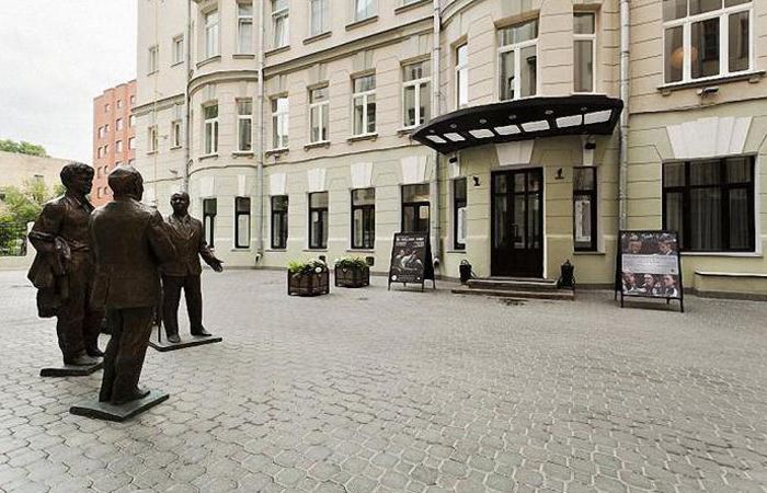 у театра Олега Табакова