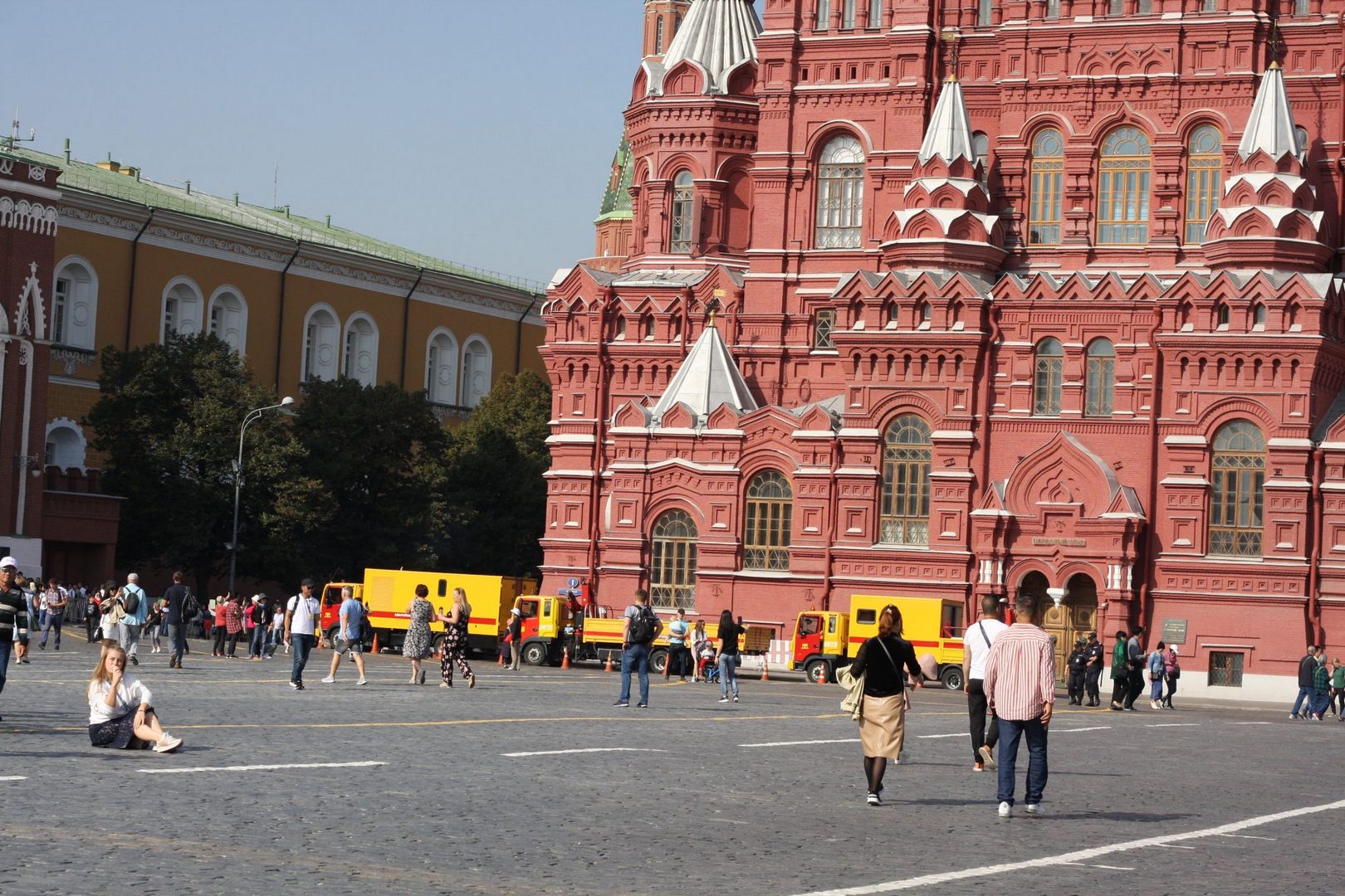 Пока туристы гуляют по Красной площади, специалисты ГУП Москоллектор заняты работой