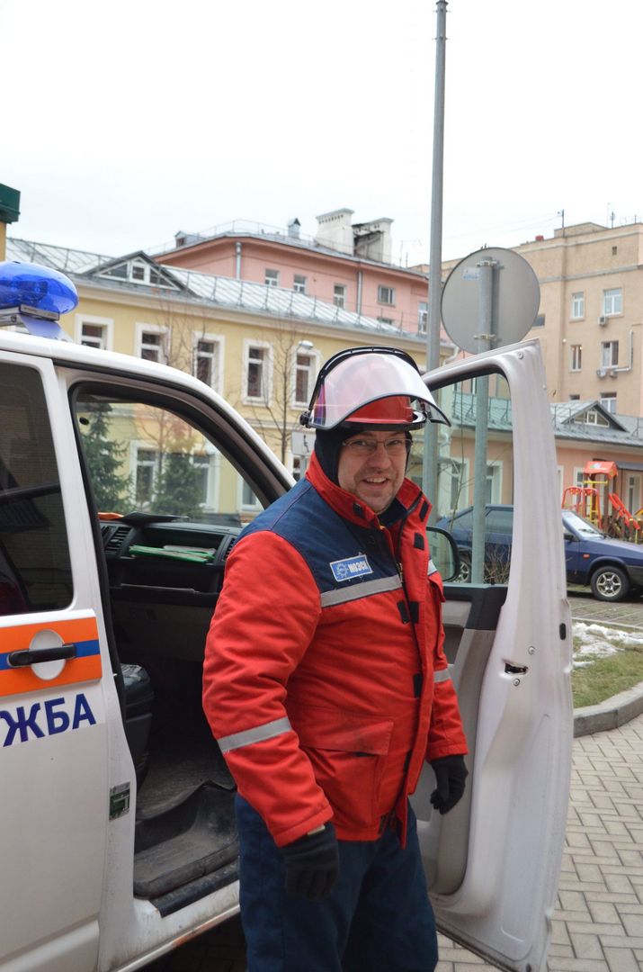 Электромонтер Дмитрий Лихатский прибыл на устранения аварии по электроснабжению в одном из столичных домов вблизи станции метро "Павелецкая"