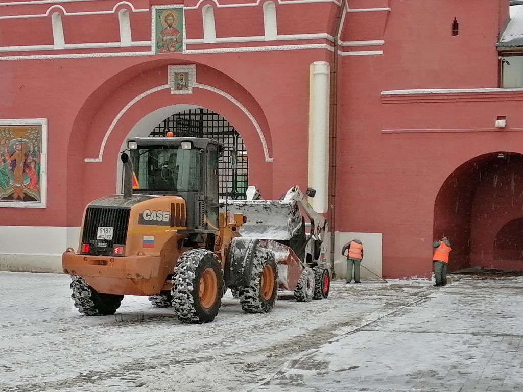 уборка снега, зима в Москве, ГБУ Гормост