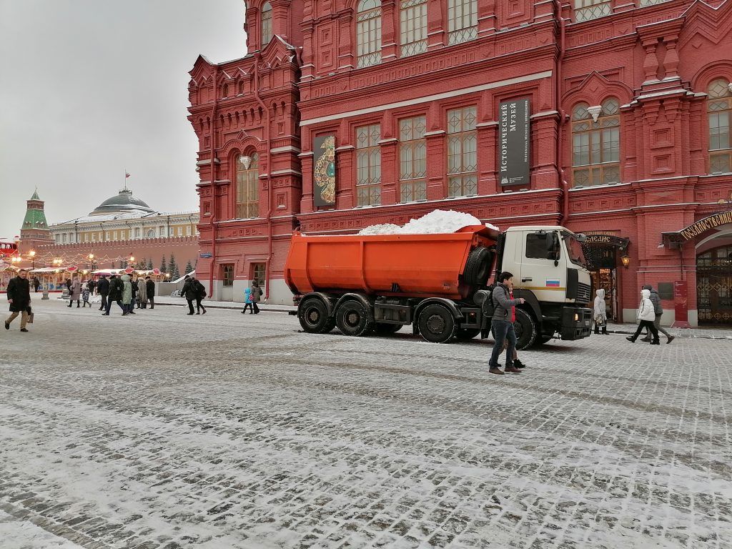 уборка снега, зима в Москве, ГБУ Гормост