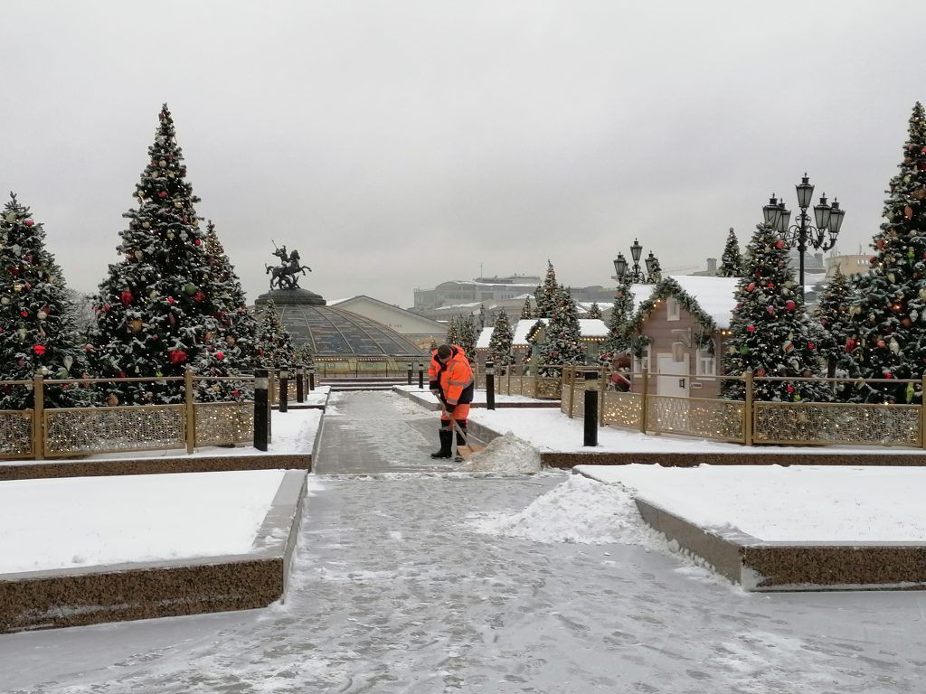 уборка снега, зима в Москве, ГБУ Гормост