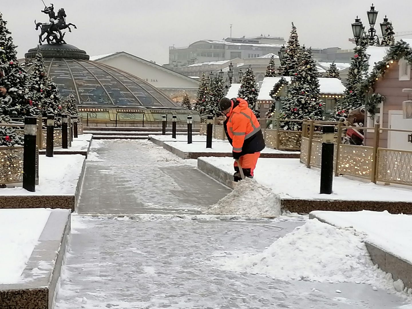 уборка снега, зима в Москве, ГБУ Гормост