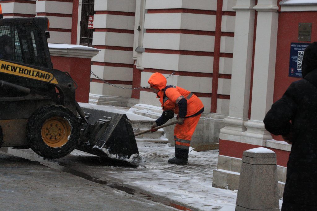 уборка снега, зима в Москве, ГБУ Гормост