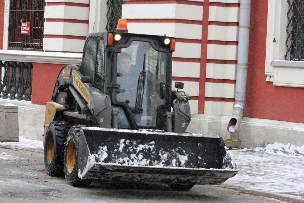 уборка снега, зима в Москве, ГБУ Гормост