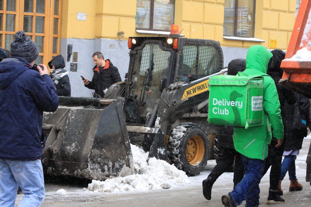 уборка снега, зима в Москве, ГБУ Гормост