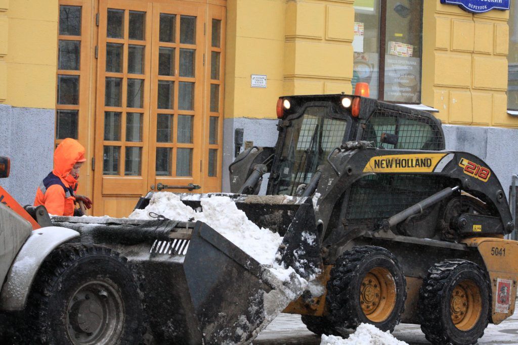 уборка снега, зима в Москве, ГБУ Гормост