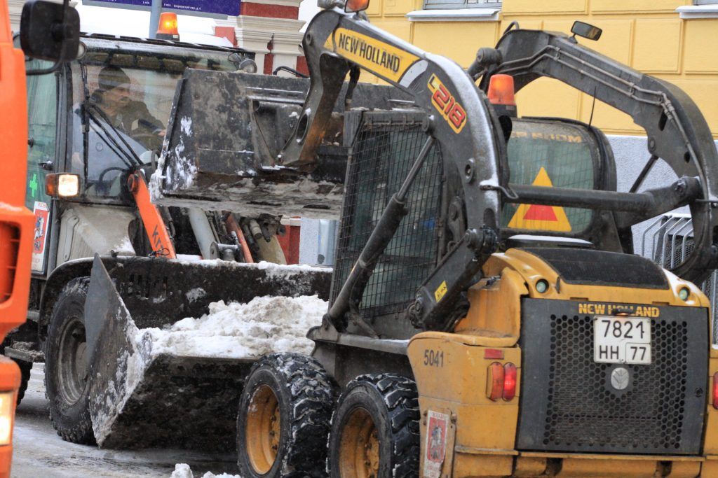 уборка снега, зима в Москве, ГБУ Гормост
